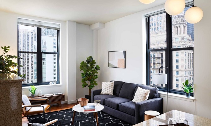 Downtown Chicago Apartment | Beautiful Corner 2 Bedroom in the Loop | Roof Deck