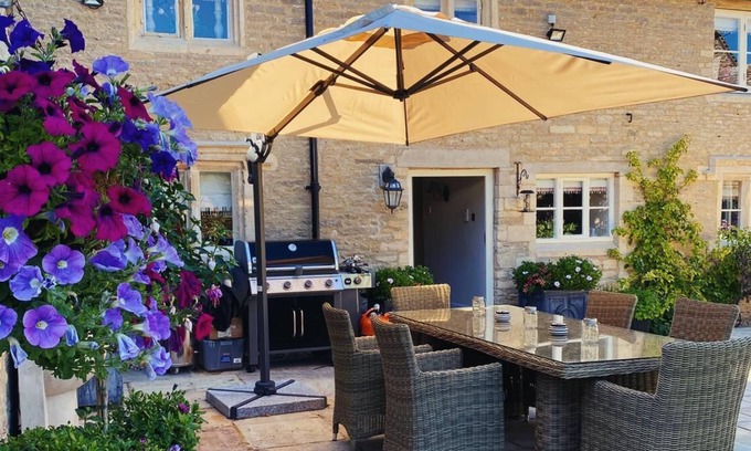 Bibury Cottage | Beautiful Cotswold Cottage in Bibury with walled large private garden