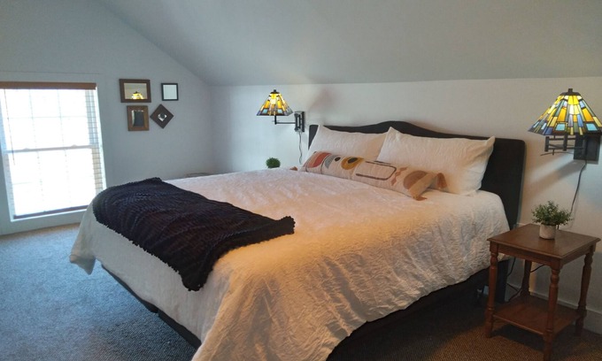 Arlington Cottage | Beautiful Cottage at the end of a private road. Minutes to sking and shopping...