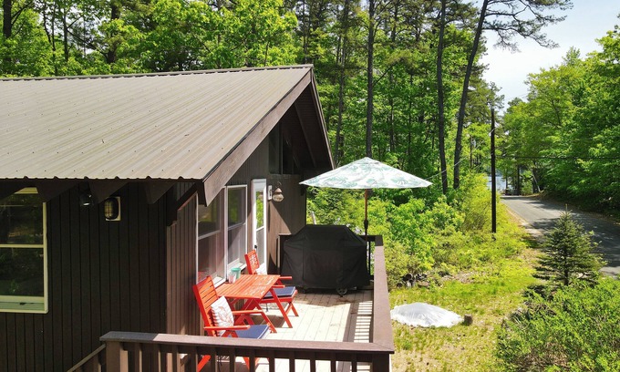 Silver Lake House | *Beautiful Cottage Just a "Stones Throw" from Beautiful Silver Lake