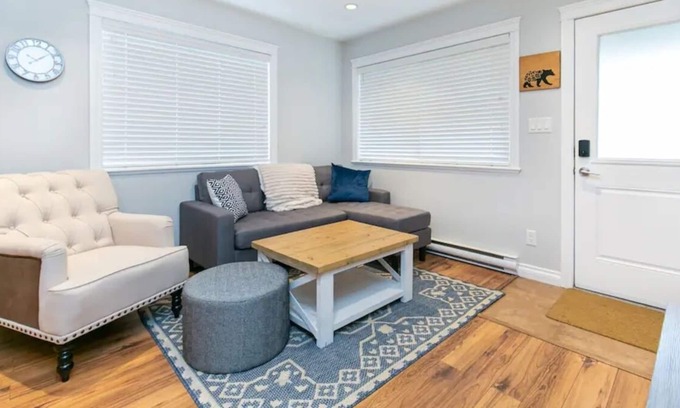 Langford Apartment | Beautiful Cozy 1 Bedroom Suite In Langford