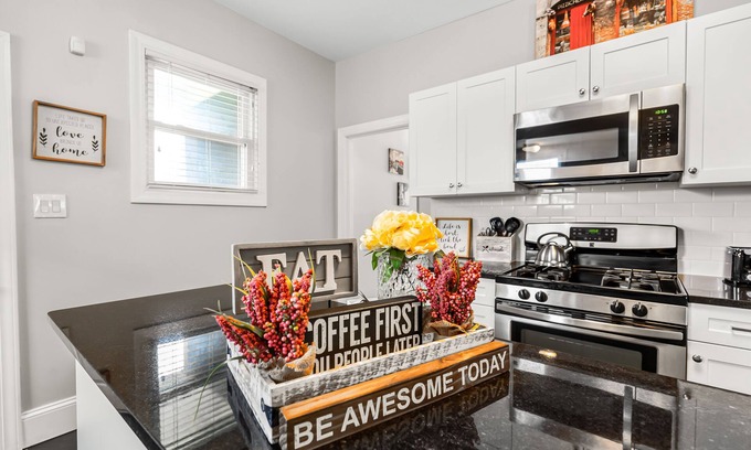 Detroit House | Beautiful cozy 2bedroom getaway minutes away from the heart of Downtown Detroit!