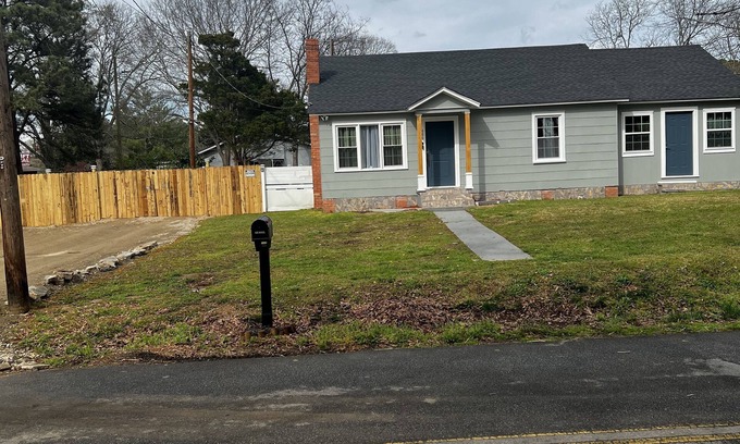 Loganville House | Beautiful, Cozy Bungalow in Downtown Loganville