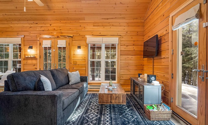 Crivitz Cabin | Beautiful, cozy, cabin-10 min from Crivitz!