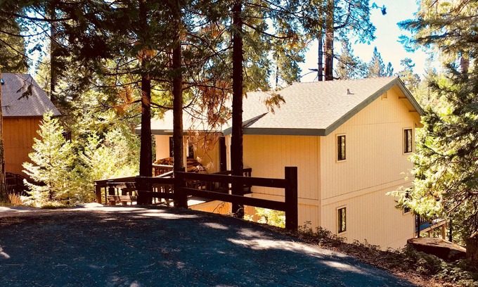 Arnold House | Beautiful & Cozy Cabin in Blue Lake Springs