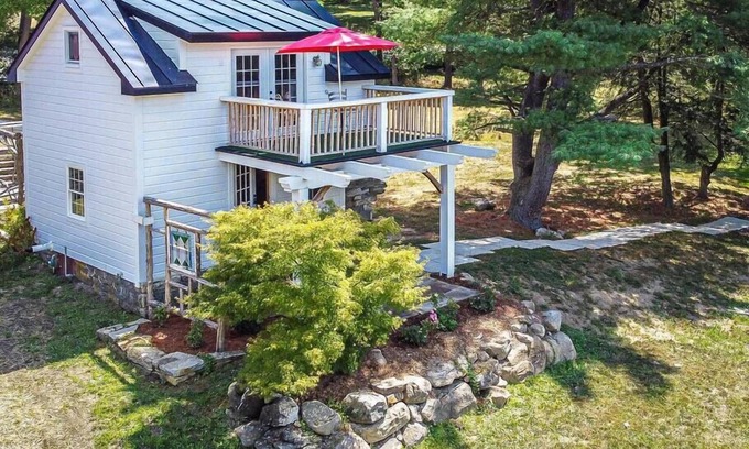 Chester House | Beautiful cozy cottage for fall foliage and apple season!