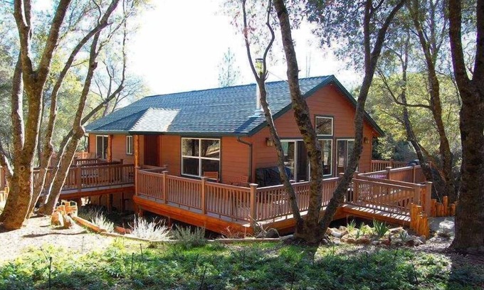 North Fork House | BEAUTIFUL CUSTOM CABIN Near Bass Lake and Yosemite