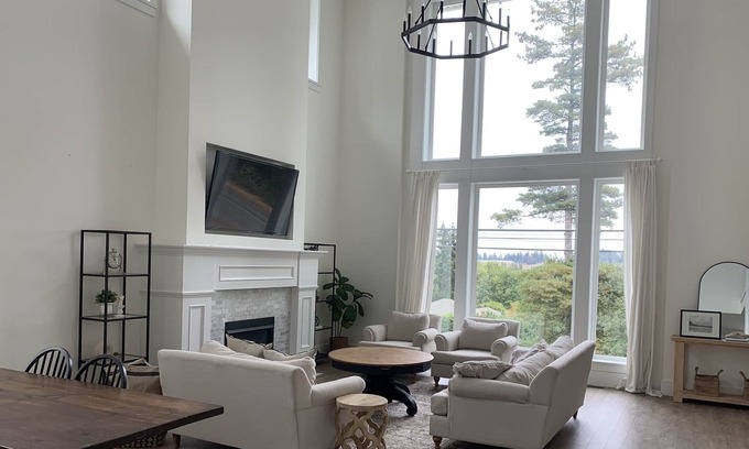 Central Saanich House | Beautiful Custom Home Near Wineries, the Beach, Hiking and Butchart Gardens