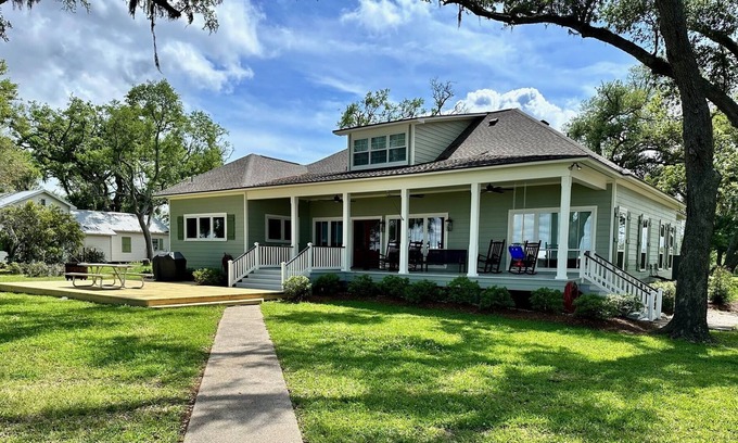Sulphur House | Beautiful custom home on Moss Lake