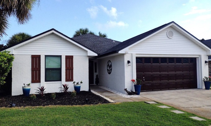 Seaspray House | Beautiful! Destin FL area, 5 minute Walk to Beach, Community Pool, Sleeps 10!