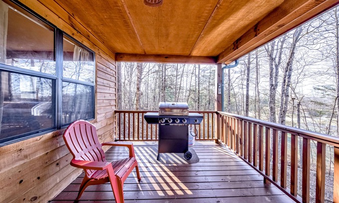 Blairsville Cabin | Beautiful dog-friendly cabin with two wraparound decks, full kitchen & games