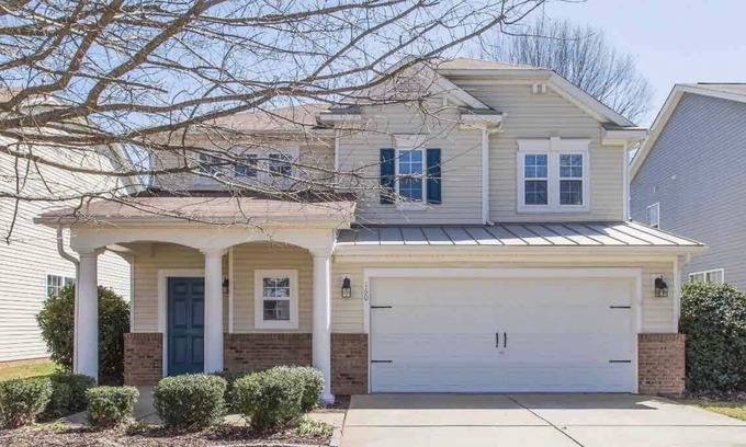 Raleigh House | Beautiful Eagle Ridge Home in Raleigh w/fenced in yard, near golf course!