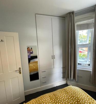 East Grinstead House | Beautiful en-suite room in centre of town