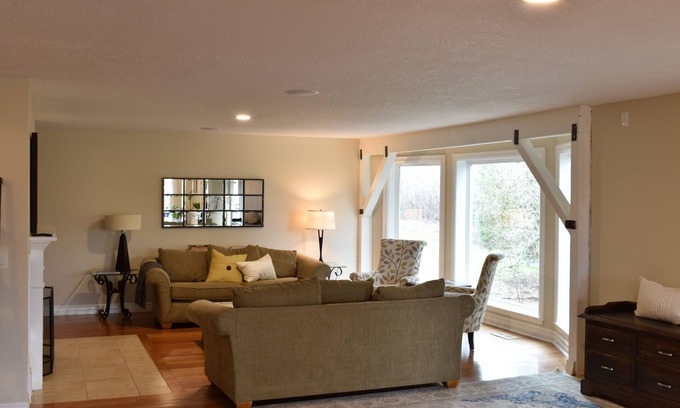 Gaston House | Beautiful Entire Home with Decks and Theater in Premiere Oregon Wine Country