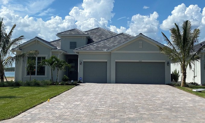 Biggar House | BEAUTIFUL EXCLUSIVE HOME IN GORGEOUS WILDBLUE! Seasonal or annual rental option