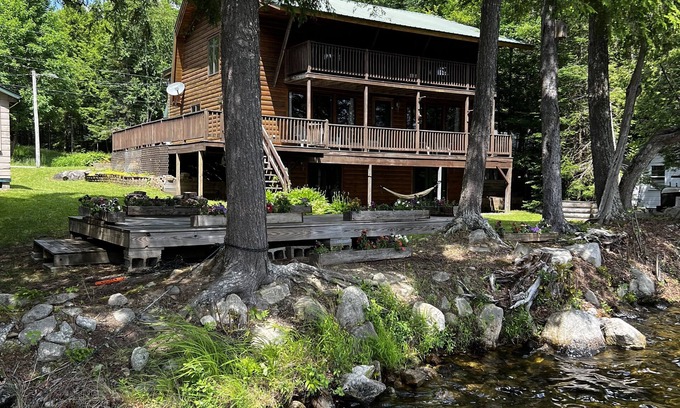 Lincoln House | Beautiful Family Getaway on Private Lakefront