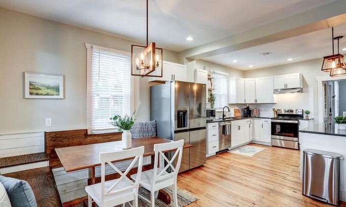 Elizabethtown House | Beautiful Farmhouse close to Lanc Hershey Etown