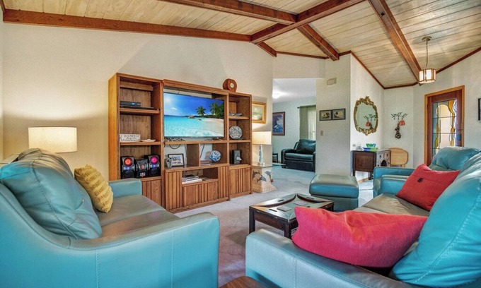 DeLand House | Beautiful Fishing Lake Front Home, Close To Beaches And Theme Parks, Sleeps 6.