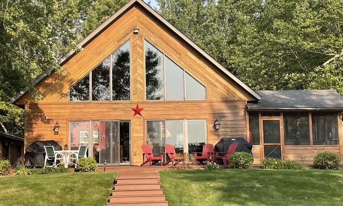 Siren Cabin | Beautiful four season chalet in northern Wisconsin Lakeshore