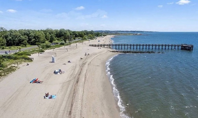 Devon House | Beautiful fully equipped CT Walnut Beach cottage w/SUP & Kayak 4 min from beach!