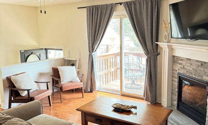 Plymouth Condo | ✨ Beautiful, fully furnished property, parking, wifi, balcony ✨