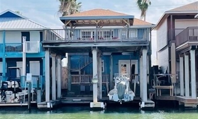 Port Mansfield House | Beautiful Getaway! Boat Slip & Fishing Light. 3 Bedroom/3 Bath. Sleep 8. 5 Beds.