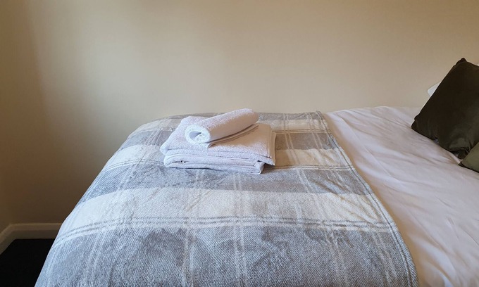Woking House | Beautiful Gloster House with Large Garden and Free Parking