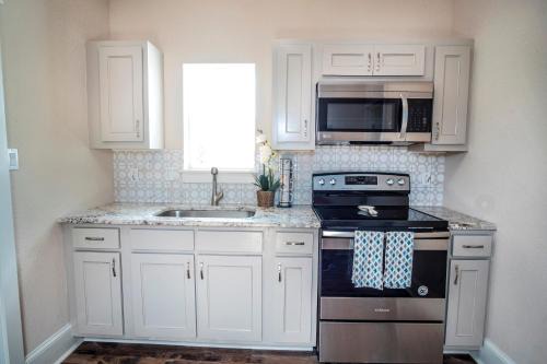 Near East Side Apartment | Beautiful Guest House on New Built Home Near Downtown