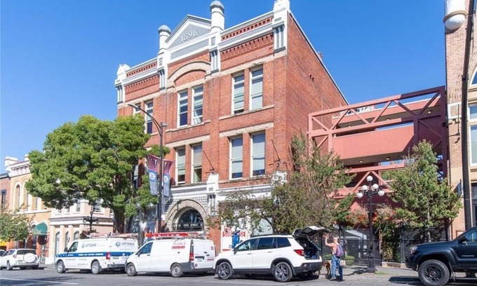 Downtown Victoria Apartment | Beautiful heritage loft in the heart of Victoria!