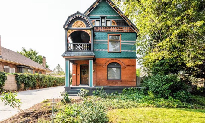 East Central House | Beautiful historic manor! 5 bed 5 baths! - 10 minutes from downtown SLC