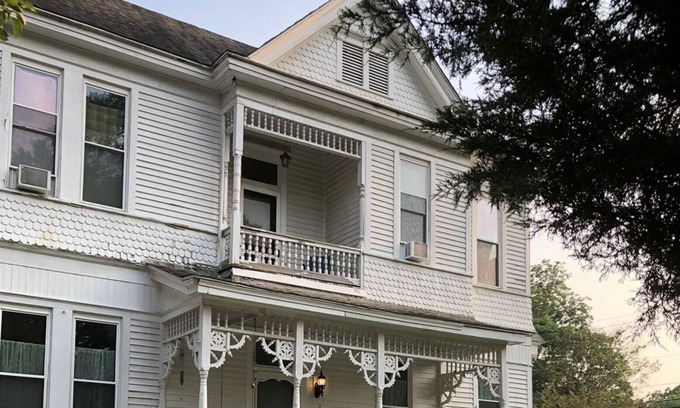 Oxford House | Beautiful Historic Victorian 5b/3b Family,pet friendly!