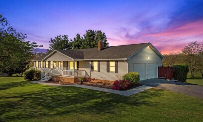 Middletown House | Beautiful historical town, 3 bedrooms, countryside