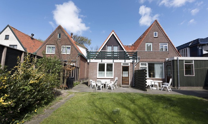 Egmond aan Zee House | Beautiful holiday home with garden with 3 bedrooms for 6 people near the beach.
