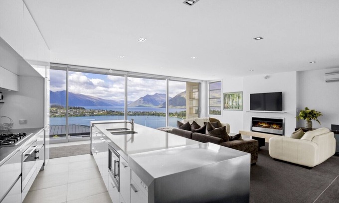 Queenstown House | Beautiful holiday home on Queenstown Hill