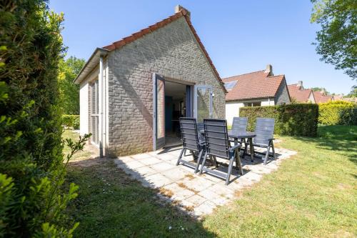 Ewijk House | Beautiful holiday home on park on swimming water