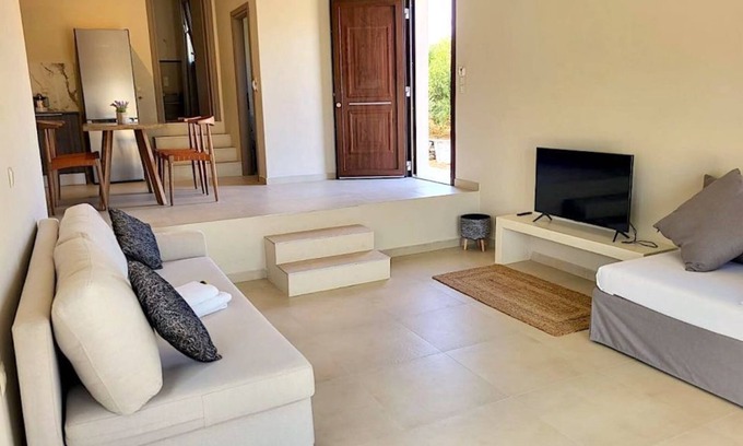 Vigla Apartment | Beautiful holiday studio right on the beach