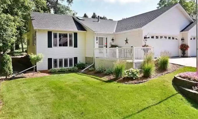 Faribault House | Beautiful home 1 minute from Shattuck St. Mary's school!