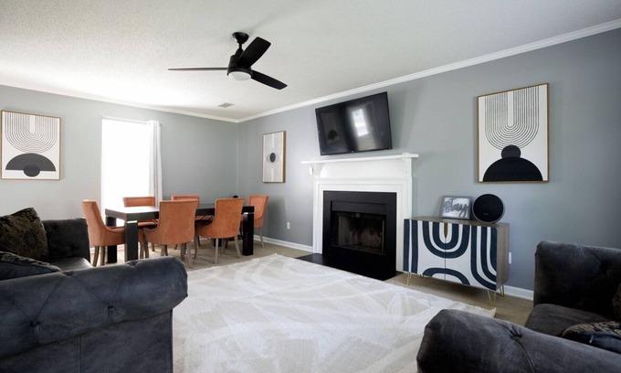 Irmo House | Beautiful home 2 Miles from Harbison Blvd- 5 mins from Lake Murray! Pet-Friendly