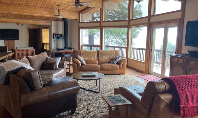 Lakehead House | Beautiful Home Above Lake Shasta