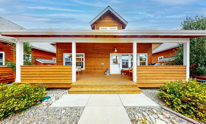 Dover Bay House | Beautiful home close to Pend Oreille River with WiFi, fireplace, workspace, w/d