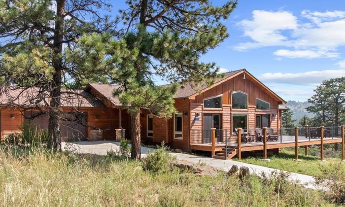Estes Park House | Beautiful Home - Hot Tub & Mountain Views