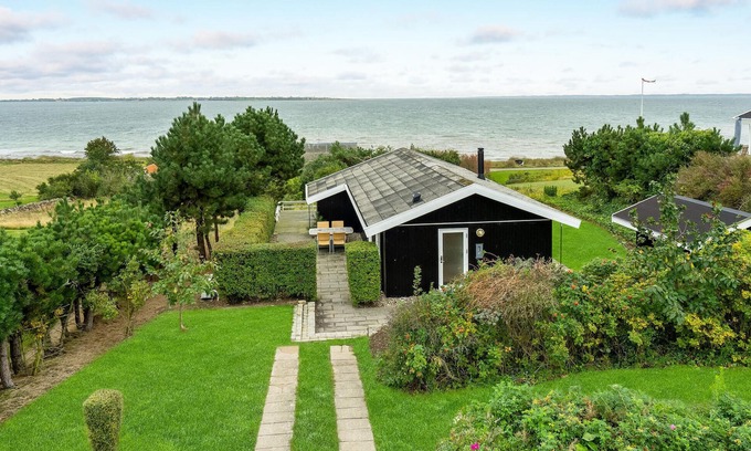 Bøjden House | Beautiful home in Faaborg with kitchen