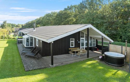 Pøt Strandby House | Beautiful Home In Juelsminde With Sauna