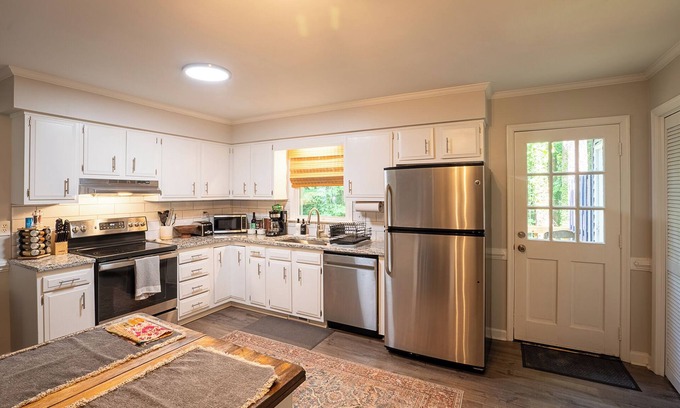 North Raleigh House | Beautiful Home in North Raleigh- Dog Friendly- Discounts for extended stay!
