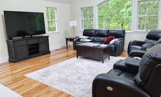 Orleans House | Beautiful home in Orleans. Park, Beach, Lake & Ocean. Telsa charge