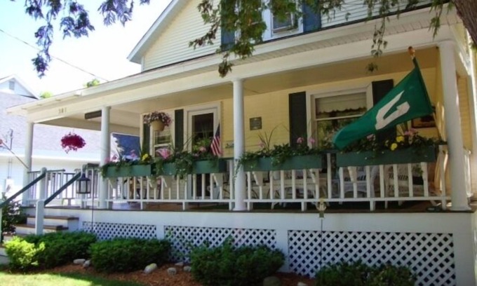 Harbor Springs House | Beautiful home in Downtown Harbor Springs a few blocks from the beach