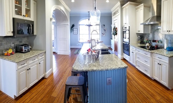 Lexington House | Beautiful Home located on 34 acres conveniently located 1.5 miles from I-85.