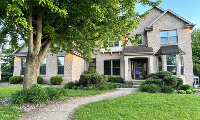 Hobart House | Beautiful home near Lambeau Field in quiet subdivision
