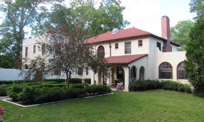 New London House | Beautiful home near Ocean Beach Park.