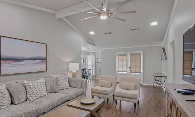 South Baton Rouge House | Beautiful Home off Historic Highland Rd!
